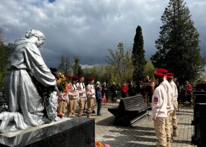 Жители села Спас-Заулок почтили память воинов на месте братского захоронения