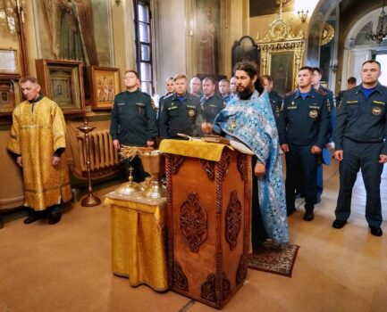 Молебен с сотрудниками МЧС в клину
