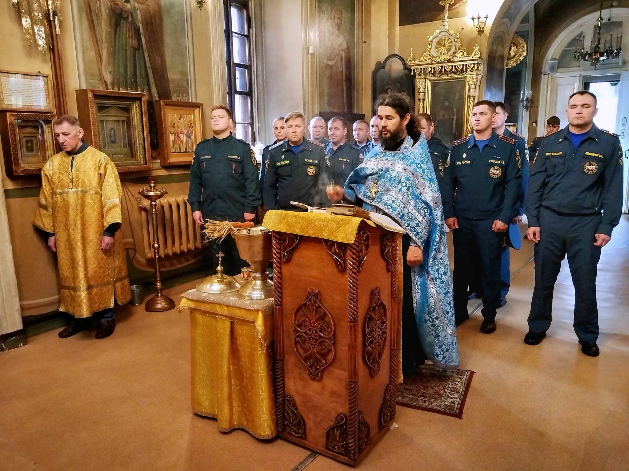 Молебен с сотрудниками МЧС в клину