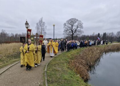 Традиционный крестный ход в усадьбе Демьяново.