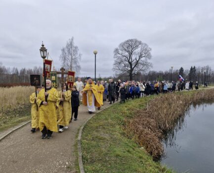 Традиционный крестный ход в усадьбе Демьяново.