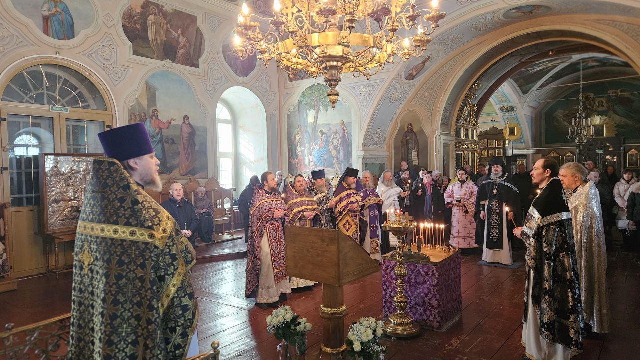 Богослужение в храме Дмитрия Солунского села Аксеново