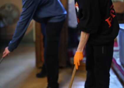 В Великую Субботу по традиции гимназисты помогали в храме.