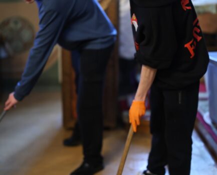 В Великую Субботу по традиции гимназисты помогали в храме.