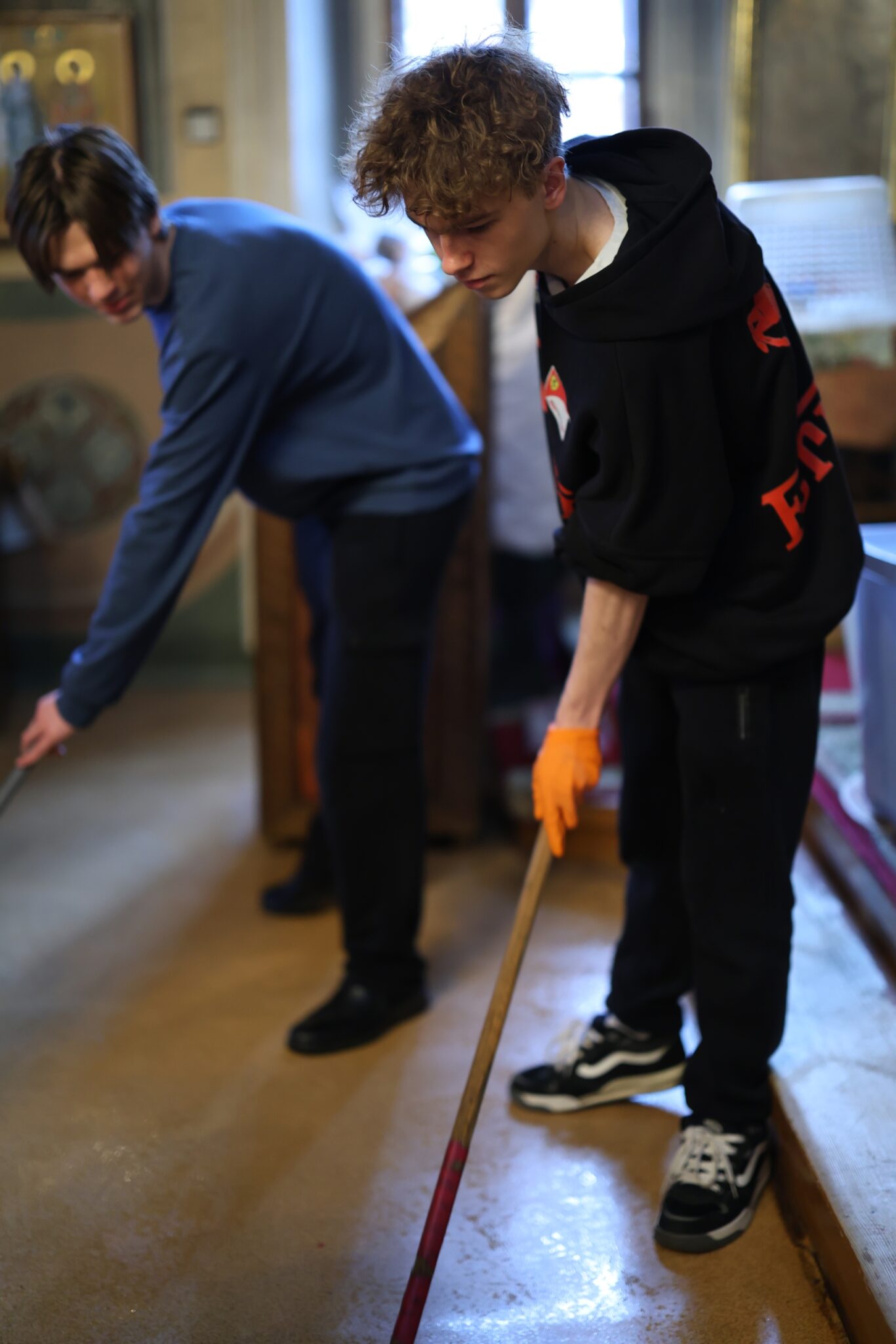 В Великую Субботу по традиции гимназисты помогали в храме.